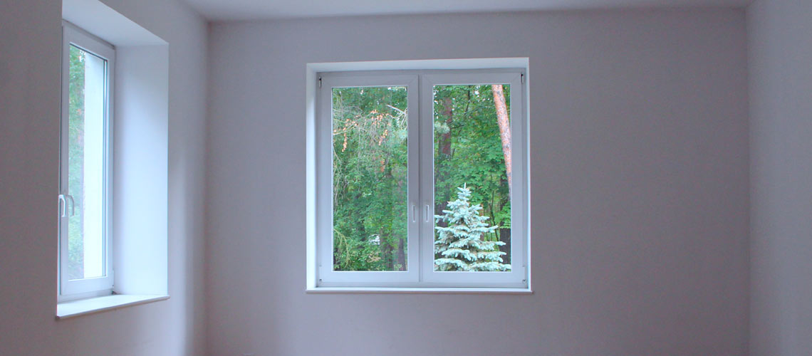 Czy istnieją przepisy, które regulują kwestie związane z dopuszczalną minimalną ilością światła w pomieszczeniach mieszkalnych?